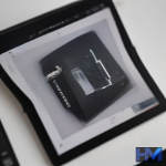 تصویری از برترین گجت‌های جدید ماه اکتبر ۲۰۲۶ شامل هدفون Sennheiser Momentum True Wireless 5، ساندبار Sonos Beam Ultra و یک گوشی هوشمند تاشو روی سطحی مدرن.