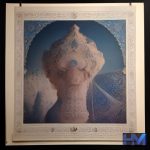 صحنه رونمایی از پوستر اولین جشنواره بین‌المللی نیما یوشیج در یک فضای فرهنگی