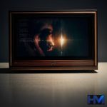 تصویری مفهومی از تلویزیون قدیمی با سایه‌هایی بر روی صفحه نمایش که نمادی از ابهام در پایان سریال است.