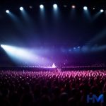 صحنه کنسرت پاپ با نورپردازی پویا و جمعیت مشتاق